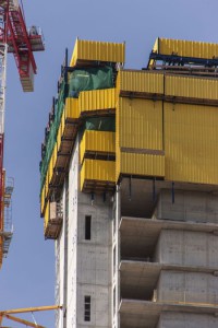 Torre Isozaki | Lo schermo di protezione Xclimb 60 protegge i lavoratori e assicura un avanzamento dei lavori senza alcun impedimento con qualsiasi condizione atmosferica.