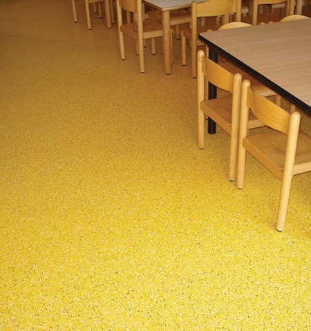 Sika | Finitura estetica della pavimentazione in resina Sikafloor con chips colorate. 4. Dettaglio del battiscopa. 