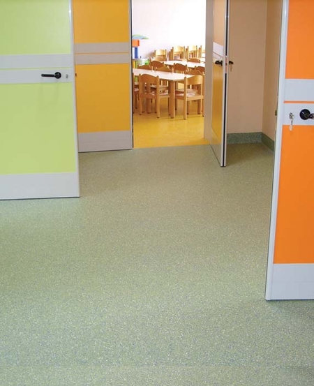Sika | Corridoio con accesso ai vari ambienti: il colore dei pavimenti è stato abbinato al colore delle porte.