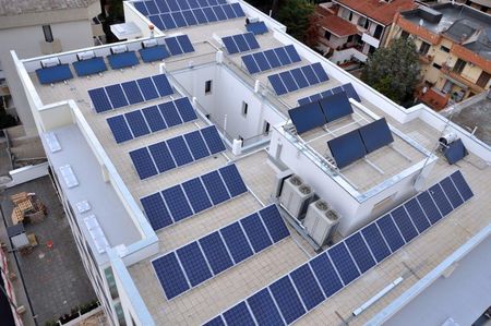 Impianto fotovoltaico e pannelli solari termici sul tetto del complesso Solaria