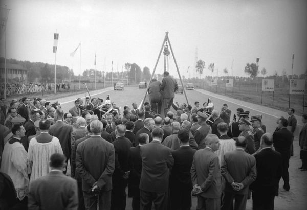 La posa della prima pietra, 19 maggio 1956