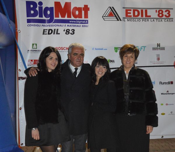 Il titolare di BigMat Edil '83 Alessandro Angelozzi con la famiglia all'inaugurazione del terzo punto vendita in provincia di Teramo