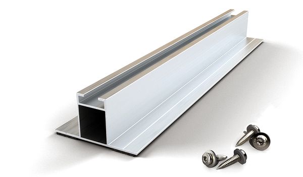 Renusol | Con i supporti di montaggio di Ms+ Portrait le viti possono forare la guida in qualsiasi punto, rendendola compatibile con coperture in metallo che presentano diverse distanze tra le creste.