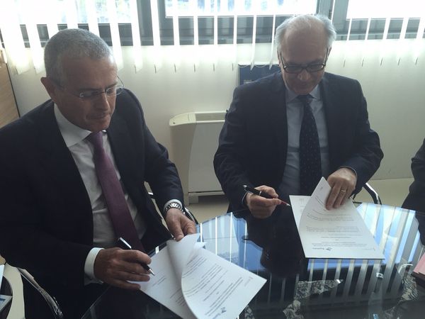 Da sinistra: Benedetto Mineo, ad di Equitalia, e Armando Zambrano, coordinatore di Rpt, firmano il protocollo d'intesa.