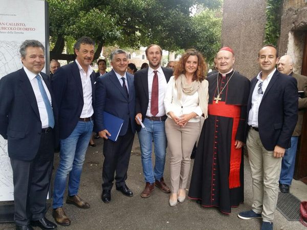 Cecilia Zampa con il cardinale Gianfranco Ravasi e gli addetti ai lavori.