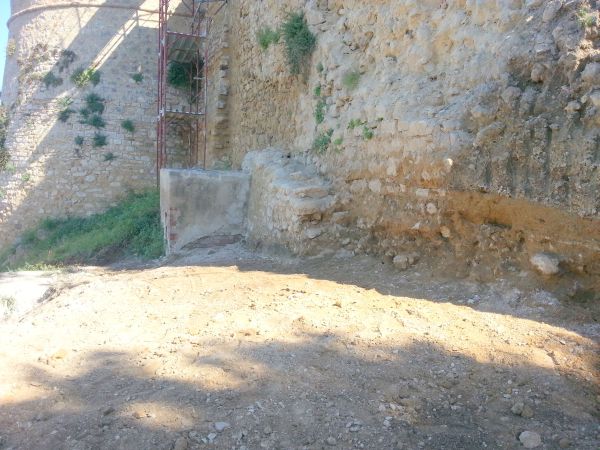 Base delle mura crollate dopo la pulitura del sito: si nota l’assenza di fondazioni e la presenza di porzioni di murature antiche poste all’esterno di quelle ricostruite; si nota anche come una parte delle mura si sia disgregata.