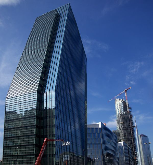 La torre di 140 metri ribattezzata Diamante perché la struttura a prisma irregolare e la vetrata conferiscono all'edificio la forma e il colore cangiante del diamante.
