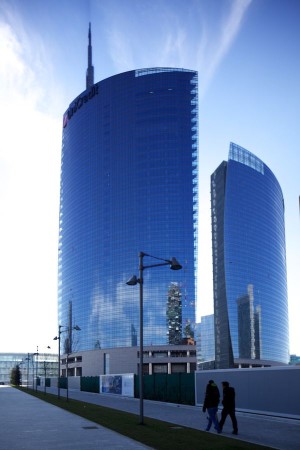 La piazza Gae Aulenti è dominato dalla Unicredit Tower che con un altezza totale di 231 metri, è ad oggi il più alto edificio d’Italia. I suoi 32 piani si elevano per 146 metri