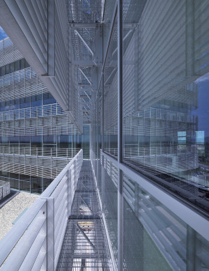 Adatto anche alla realizzazione di coperture trasparenti, grazie ai suoi sottili profili, Schüco FW 50+ permette la realizzazione di superfici vetrate particolarmente eleganti, senza porre limiti alla varietà formale tipica dell'architettura contemporanea.