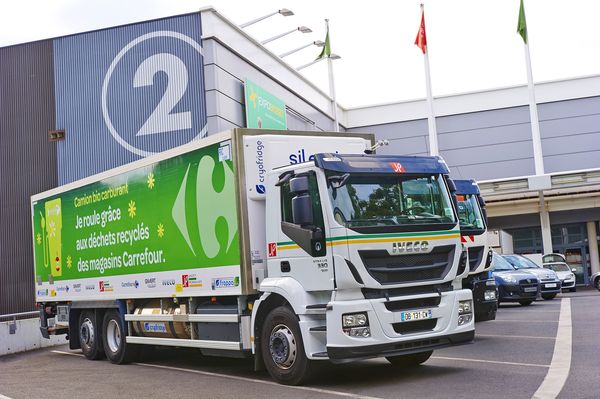 Lo Stralis CNG da 26 tonnellate con cassone frigo Frappa ad azoto liquido. Questo veicolo è utilizzato dal 2013 da Perrenot per il servizio esclusivo di Carrefour.