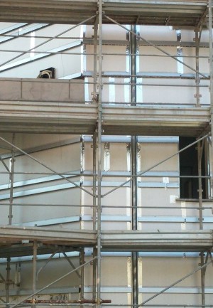 La realizzazione della facciata ventilata con Isotec Parete è funzionale e veloce: la posa del sistema isolante e del rivestimento in grès su una superficie complessiva di 1800 mq è stata ultimata in 4 mesi