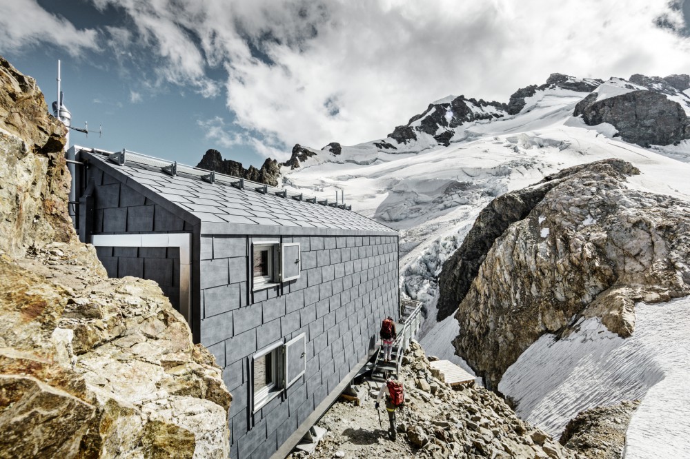 Spettacolo della natura: il rifugio a 3450m si integra perfettamente nella natura delle Alpi francesi.