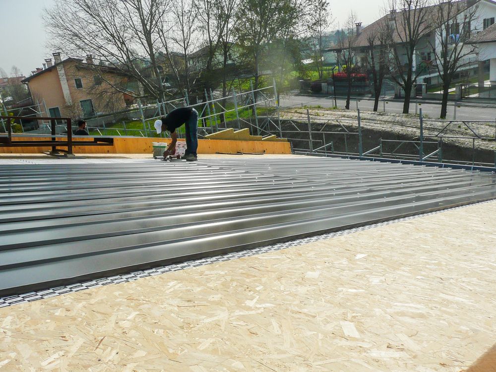 Posa dei pannelli osb per l’aggraffatura del supporto dei pannelli fotovoltaici.