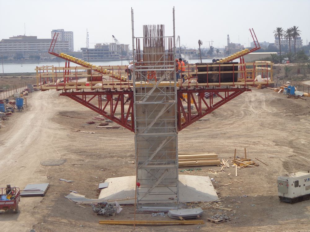 L’impalcato metallico è realizzato in acciaio, così come le due antenne principali che sorreggono lo stesso.
