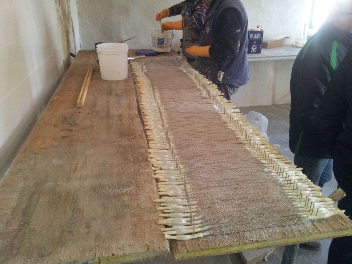 Fase di preparazione dei fiocchi in fibra di vetro preparati su misura in cantiere. 