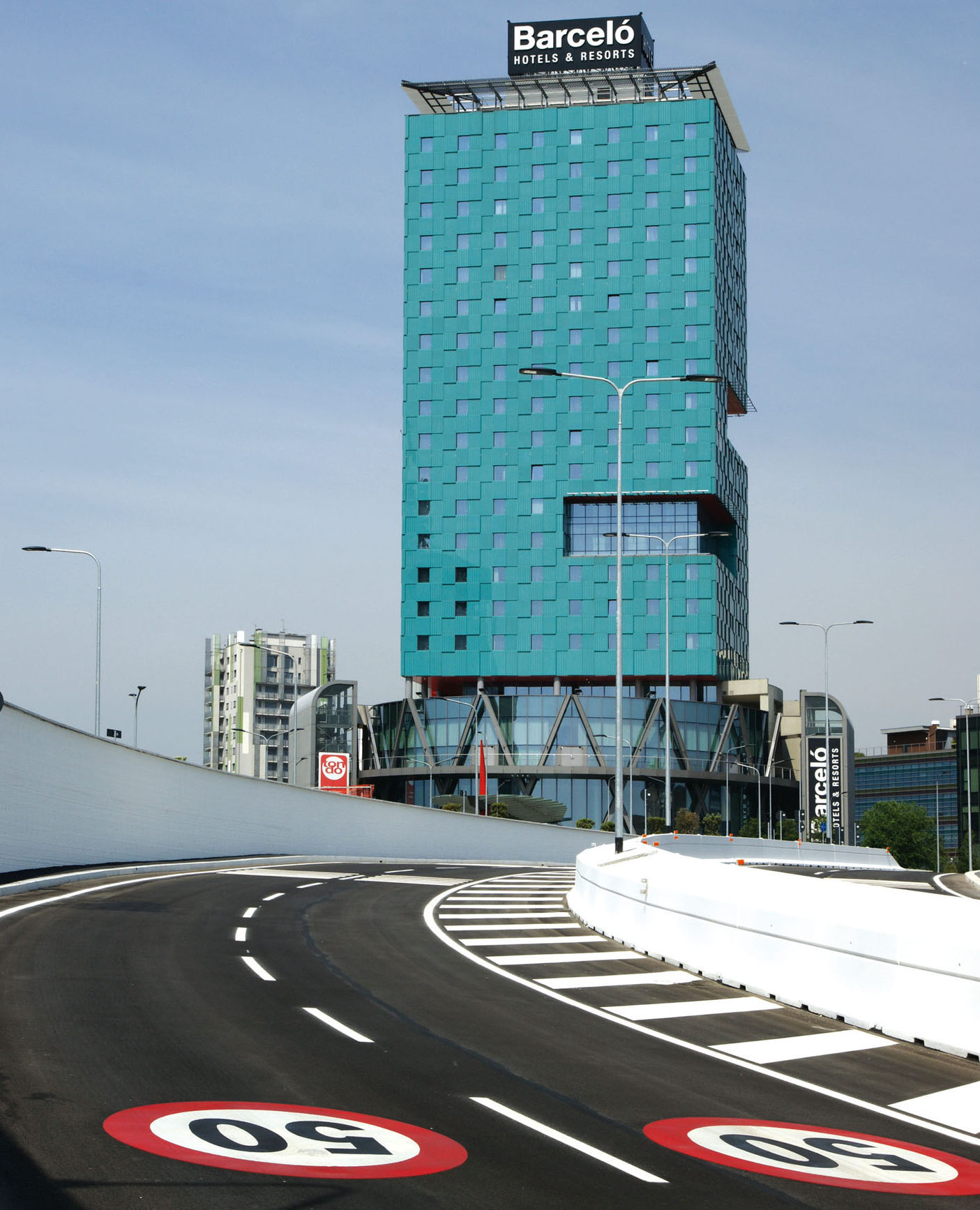 Lunga 2,2 km, la Zara-Expo ha una struttura a doppia carreggiata con due corsie per senso di marcia.