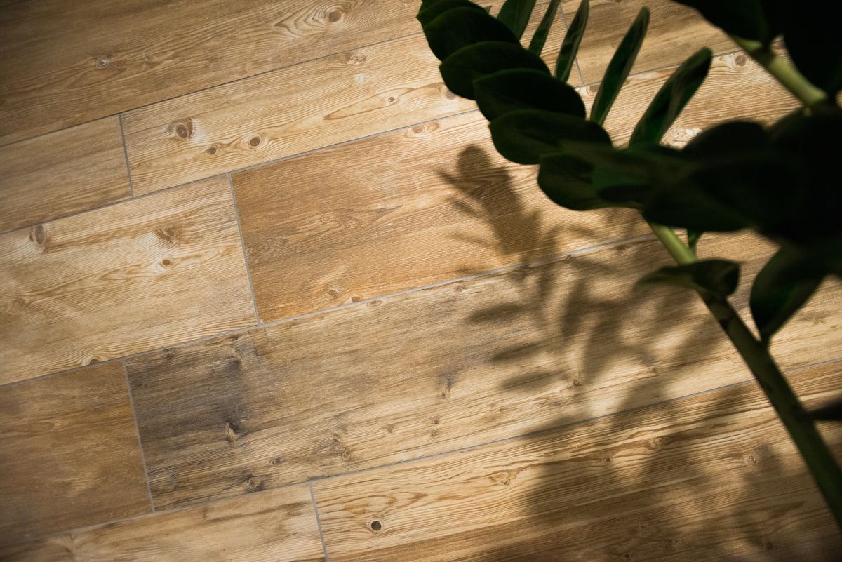 nella collezione Larix Fresh le calde sembianze del legno si coniugano alla praticità e resistenza del grès.