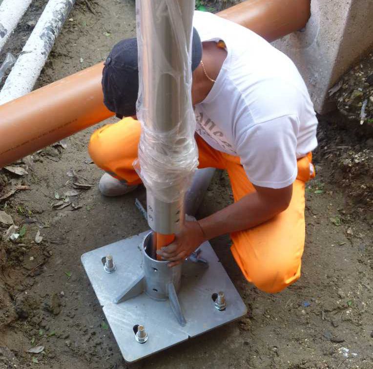 Il collegamento dei pilastri tondi alla rete delle acque meteoriche e l’inghisaggio delle piastre alle fondazioni e riempimento con cuscinetto di emaco.