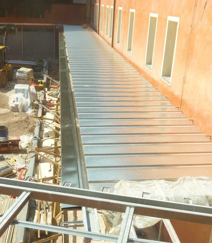 Lastre in acciaio inox all’intradosso e posa delle lamiere di copertura in acciaio inox.