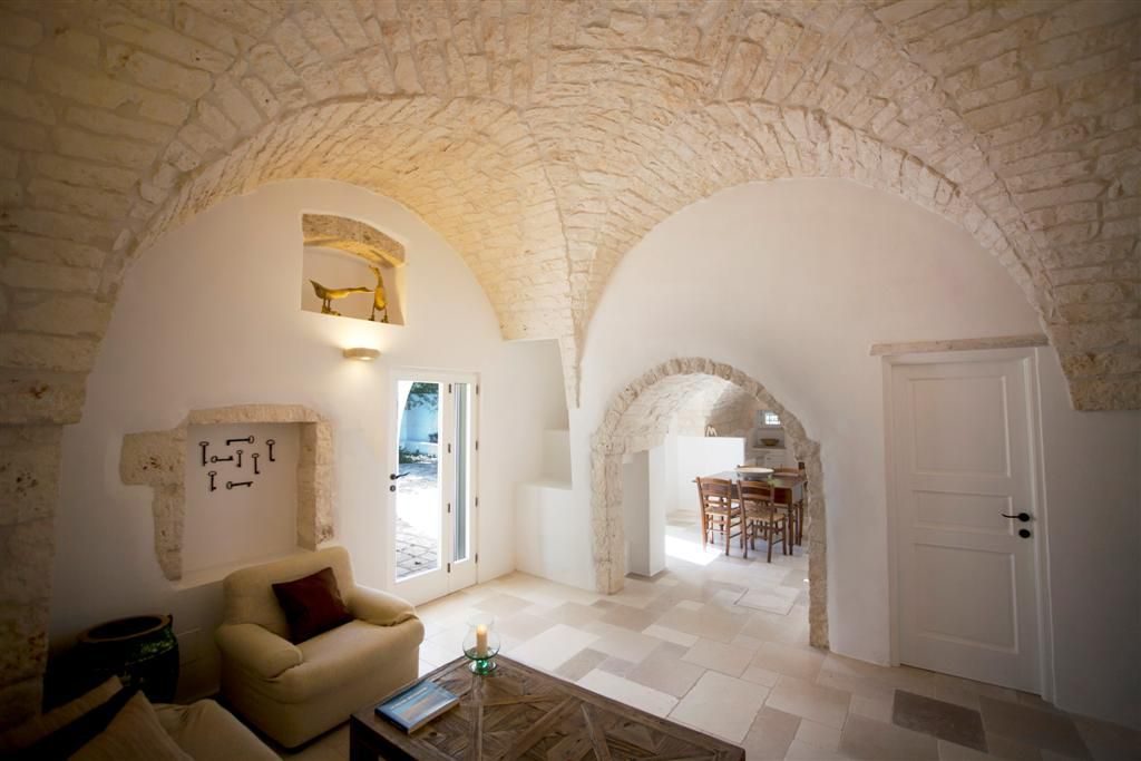 Caratteristica della costruzione è la «pietra dei Trulli» o comunemente detta «pietra di Trani», che conferisce il colore a tanti edifici della Puglia: un materiale particolarmente resistente all'usura e al gelo.