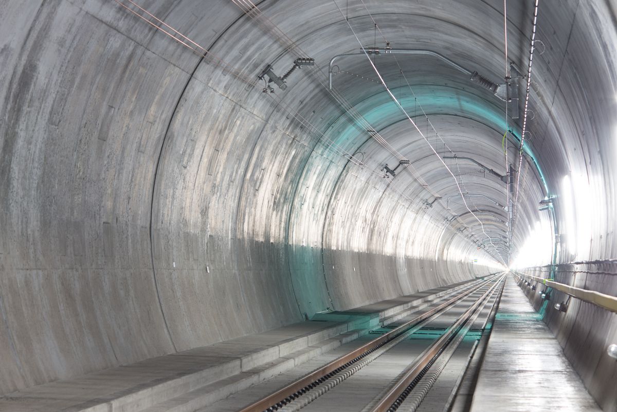 Tunnel del san Gottardo: dal 2 agosto sarà possibile visitarlo con il treno speciale ‘Gottardino’ con tanto di sosta al centro del tunnel e visita a piedi della struttura. 