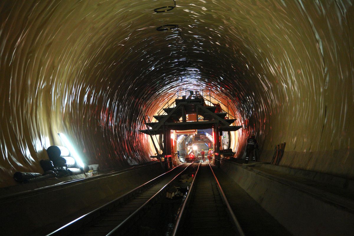 Tunnel del San Gottardo: un vero e proprio capolavoro tecnico al tempo, con i suoi 205 ponti e i 7 tunnel elicoidali.