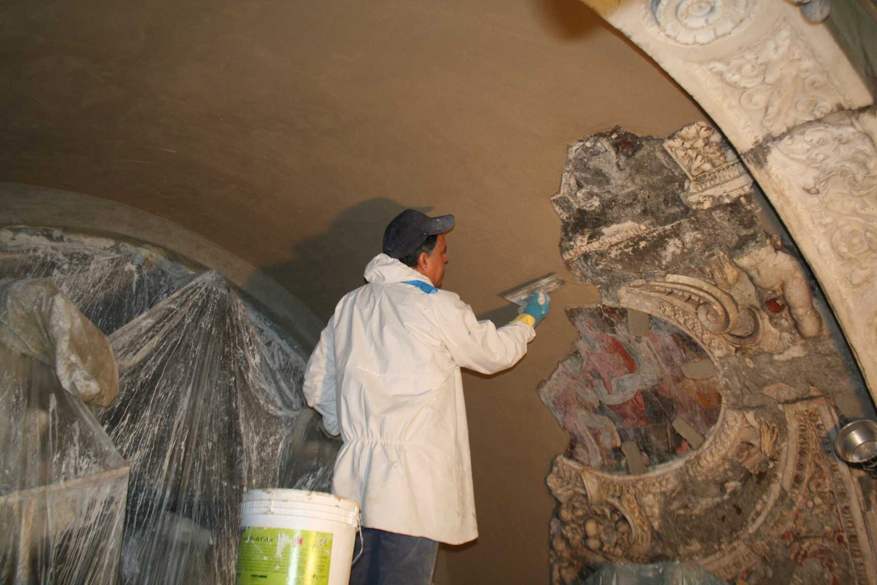Il ciclo di dipinti murali all’interno dell’edificio è stato realizzato con una buona tecnica ad affresco, su intonachino di malta di calce e inerti misti, steso su arriccio e lisciato, con probabili parti pittoriche eseguite a secco.