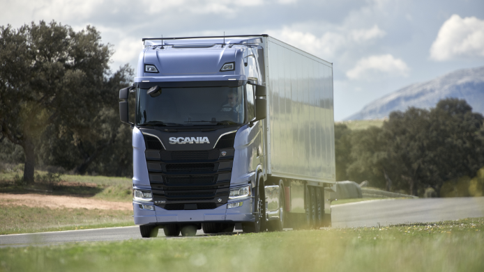 La nuova generazione di veicoli Scania può essere alimentata con Hvo, senza che questo influisca sul programma di manutenzione né sulle prestazioni del veicolo. L'olio Hvo può inoltre essere miscelato con carburante diesel convenzionale. Se il serbatoio del carburante contiene solo Hvo, è possibile ridurre le emissioni di Co2 fino al 90%.