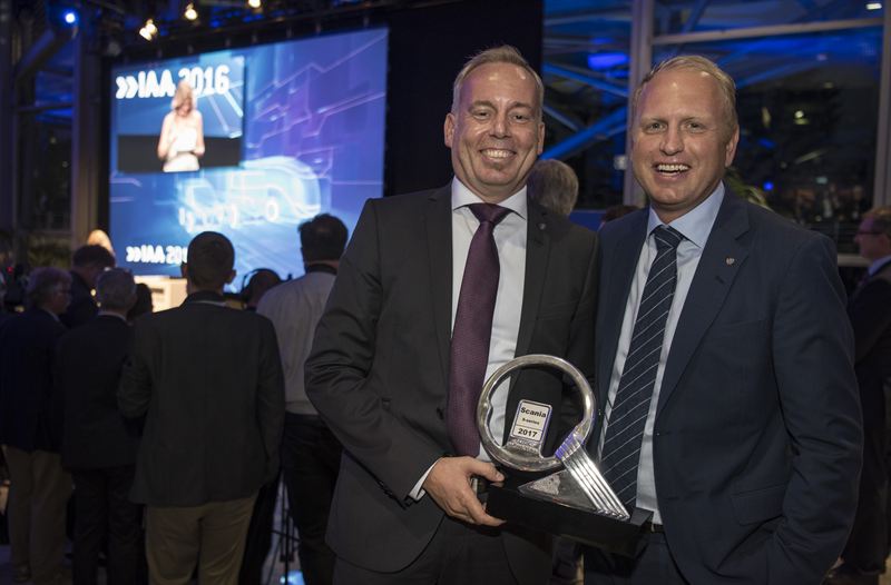 Da sinistra: Claes Erixon, head of Research and development e Henrik Henriksson, presidente e ceo di Scania alla cerimonia di premiazione ad Hannover.