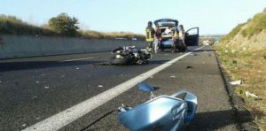Incidente sulla Alghero-Sassari con moto che vola