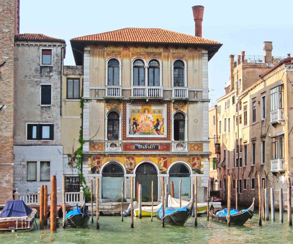 Venezia: situato al secondo e al terzo piano di un palazzo storico sul Canal Grande, questo appartamento, potenzialmente ristrutturabile, è di circa 360 mq. Prezzo di vendita: 4,2 milioni di euro.
