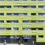 Verde Residence, Hill Court, in Newcastle UK: 3800 m² di facciata ventilata rivestita con lastre Piterak Slim di SanMarco Terreal dal particolare colore smaltato giallo/verde prodotto su richiesta.