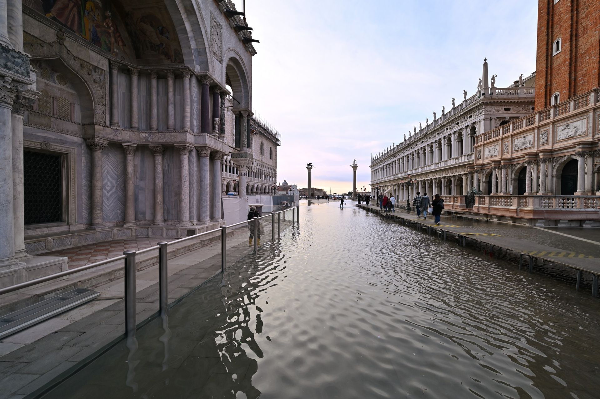 Barriere in vetro per proteggere la Basilica di San Marco a Venezia