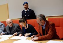 Il momento della firma del protocollo d’intesa: da sinistra, don Gino Rigoldi, Regina De Albertis e Silvio Di Gregorio.